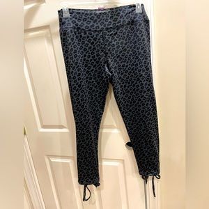 Simply Southern sport leggings leopard with bows on the ankle sz XL , NWT